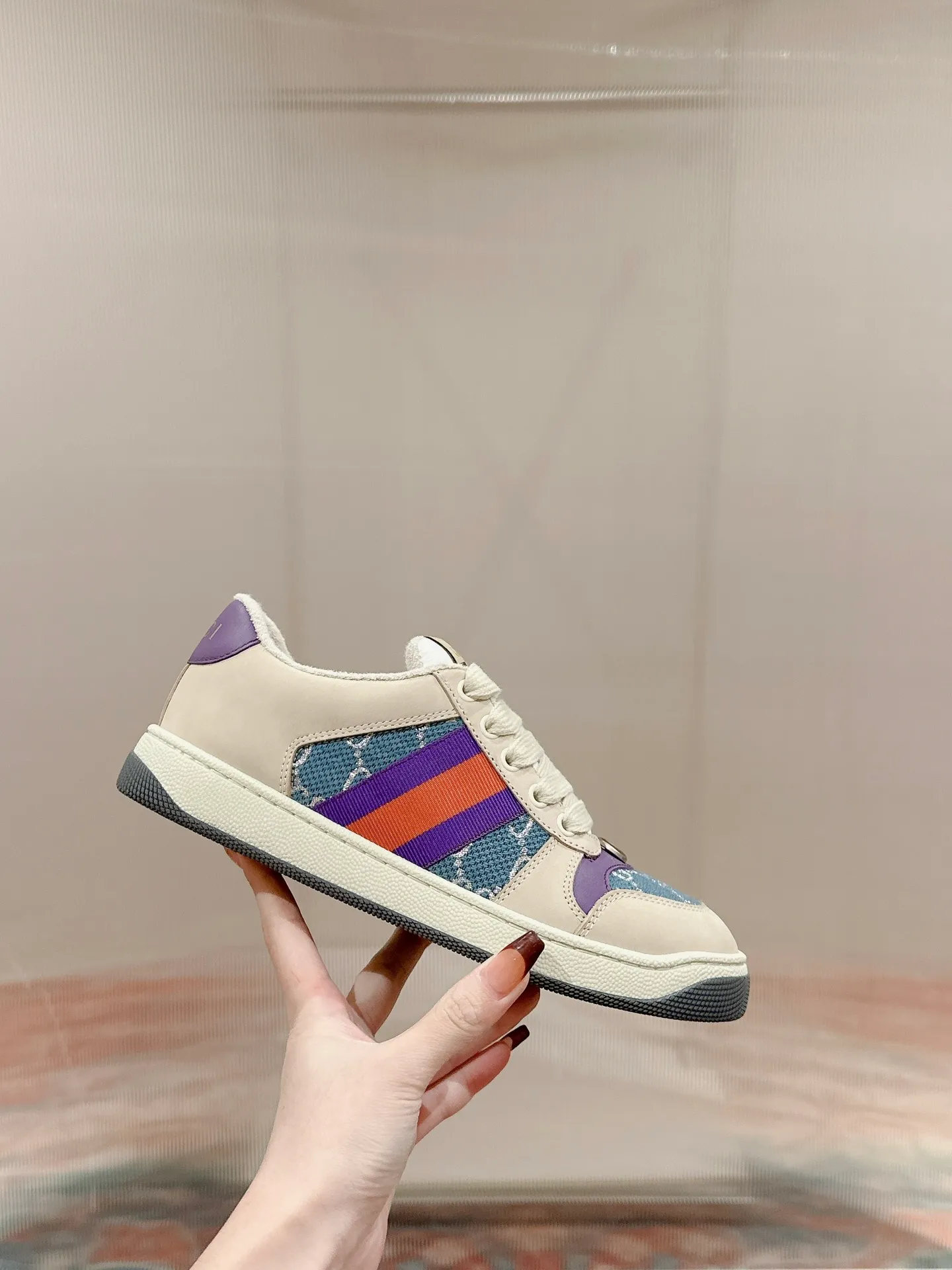👟👟Ex-factory price 560👟👟 Men ➕10 Gucci————Purchase version GG series distressed dirty shoes-hot style is coming! 9 times out of 10 sales, you will definitely get the money. Ready stock! Spot goods! Spot goods! New colors added - the ultimate version on the market! Purchase the original version and develop it... fabric, material, outsole, and details can be compared at will! Open-mold Swarovski one-to-one replica rhinestone chain...Metal cherry pendant...Metal double G crystal cylindrical mark...Gucci original customized narrow webbing...Super flash series - flash diamond chain. The cherry decoration is detachable and can be changed into two to match with each other to show your personality. Exclusive color-brushed cowhide fabric. Hand-made distressed is very textured and has a sense of luxury! The details of the workmanship can be seen in the drawings, and no line is missed. The original terry cloth is delicate, soft and more comfortable and breathable. The privately stamped two-color original TPU outsole (lower layer is wider and the upper layer is narrower). Matching packaging⭐️ Size: Female 35-40 Male 39-44 (Female 41 Male 45 customized)